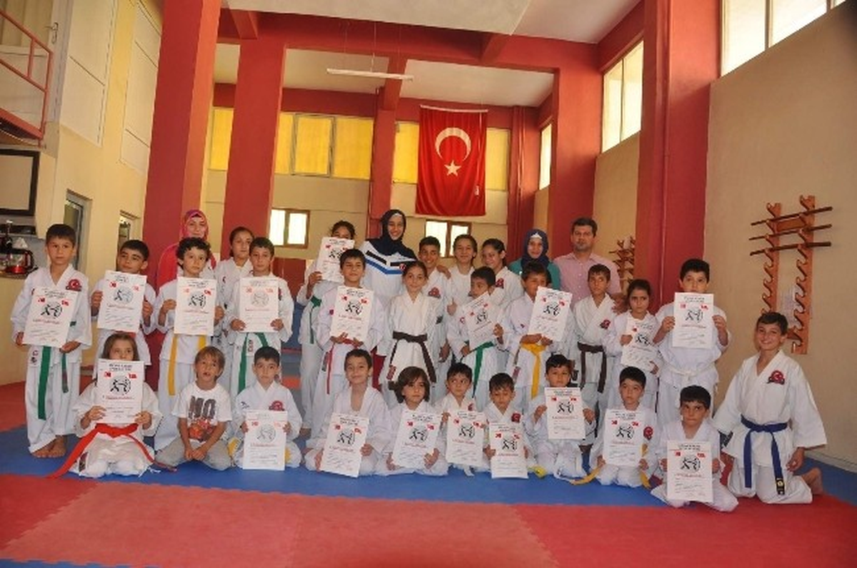 Minik Karateciler Kuşak Sınavından Başarıyla Geçti