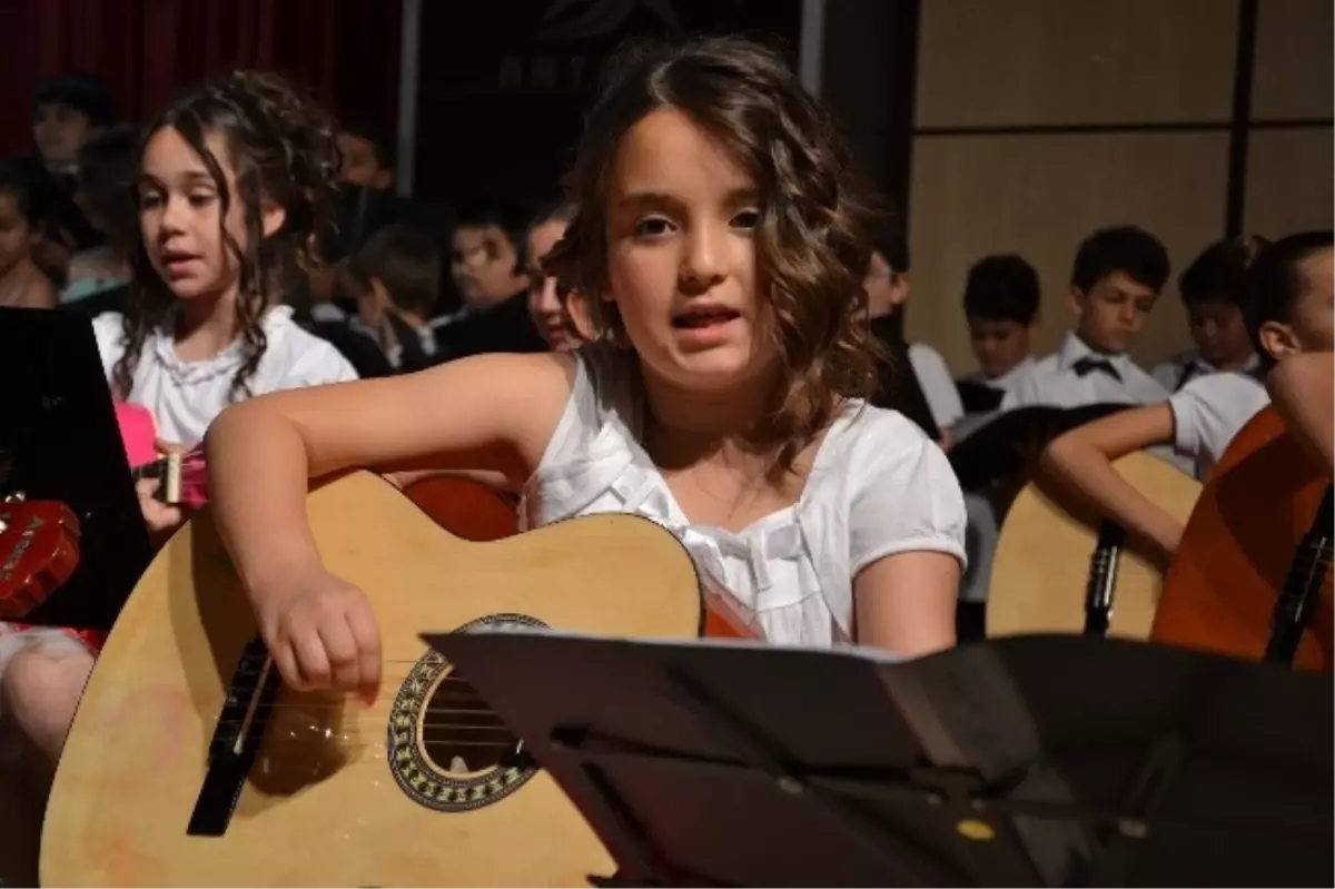 Minik Öğrencilerden Dev Orkestra