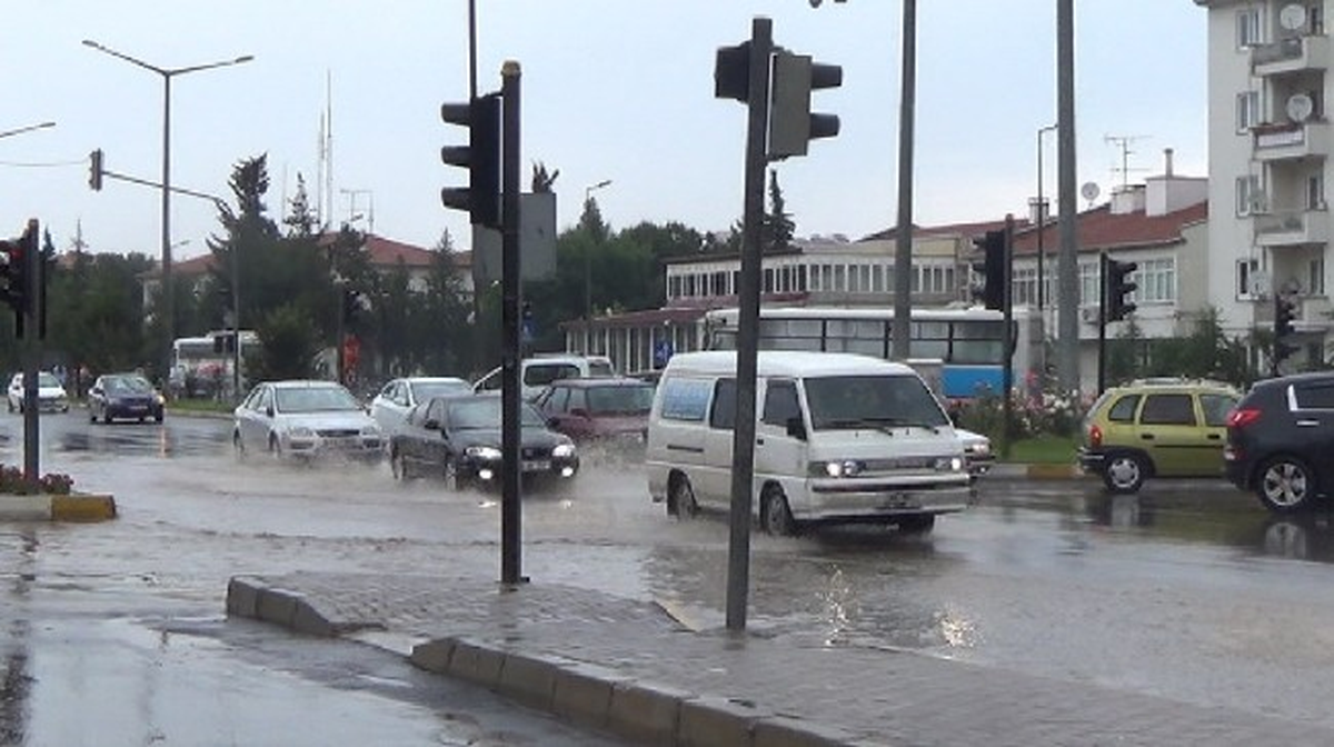 Sağanak Yağış Uşak\'ta Etkili Oldu