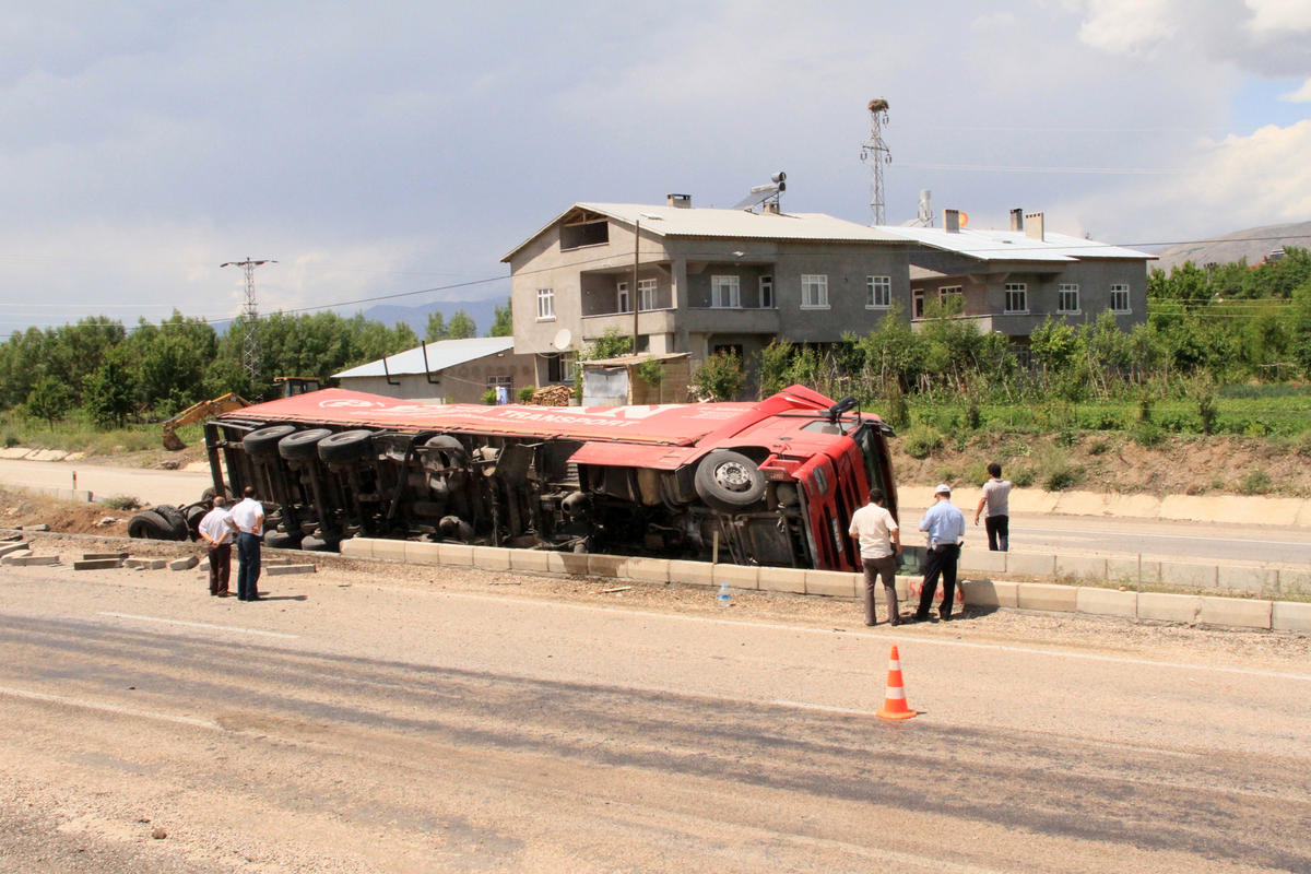 Suşehri\'nde Tır Devrildi