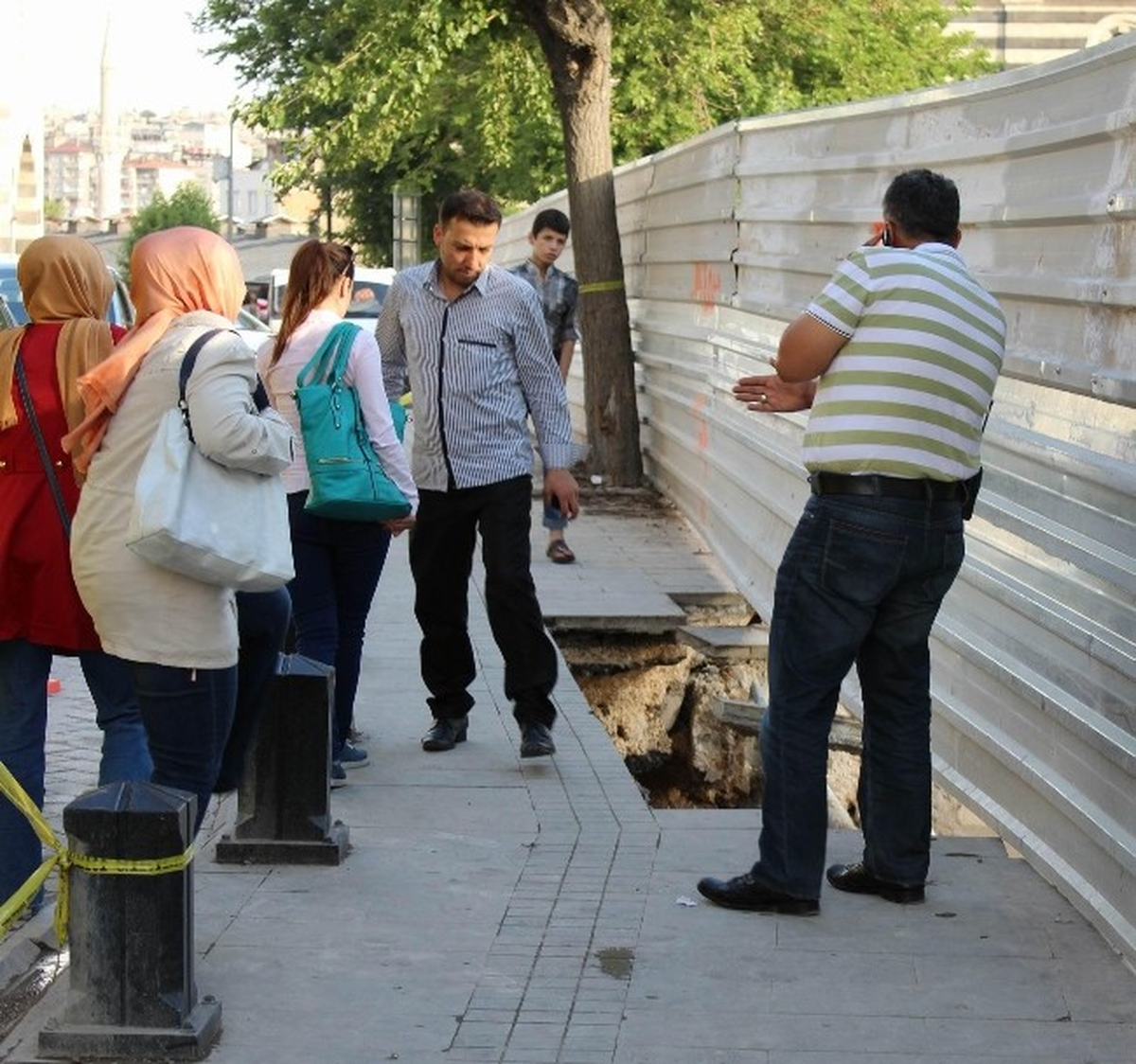 Tehlikeye Aldırmadan Yürümeye Devam Ettiler