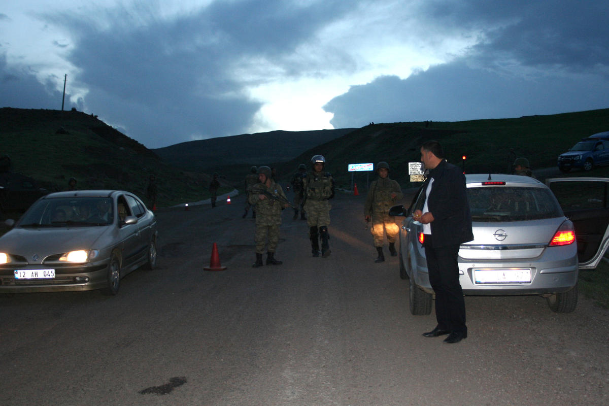 Terör Örgütü Yandaşları Bulanık\'ta Yol Kesti