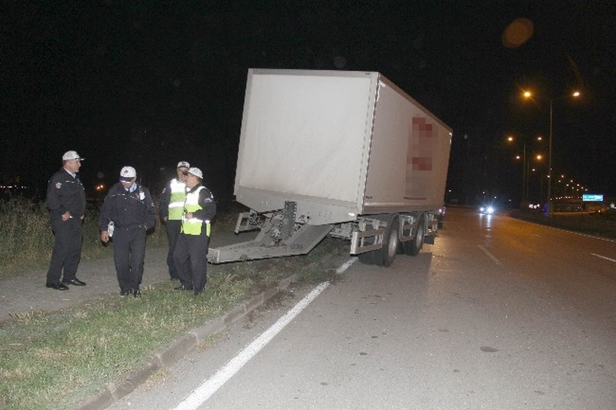 Tır\'ın Çekicisinden Kurtulan Dorse Polisi Alarma Geçirdi