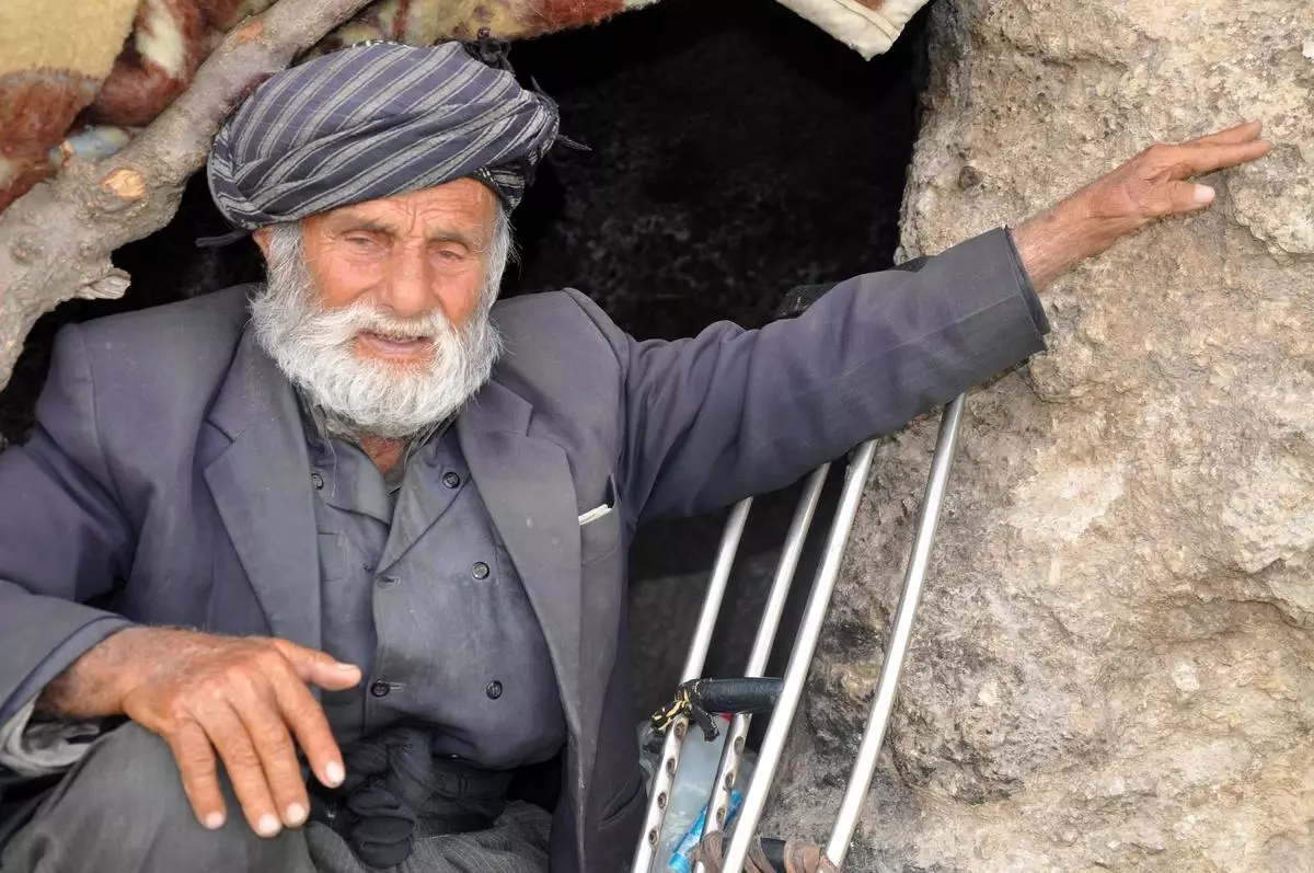 İran'da 30 Yıldır Mağarada Yaşıyor