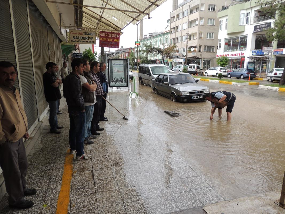 Acıpayam\'da Şiddetli Yağmur
