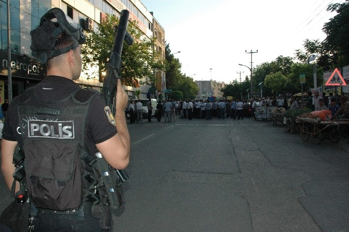 Adıyaman\'da Bayrak Yürüyüşünde Gergin Anlar Yaşandı