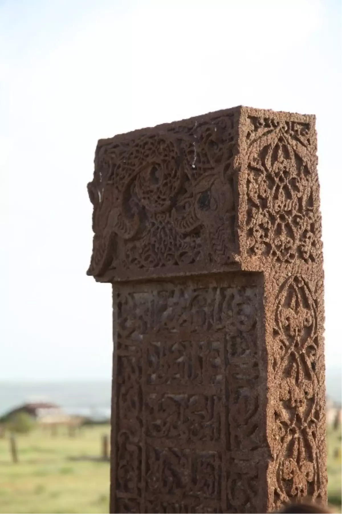 Ahlat\'ta Çiftki Başlı Ejder Motifleri