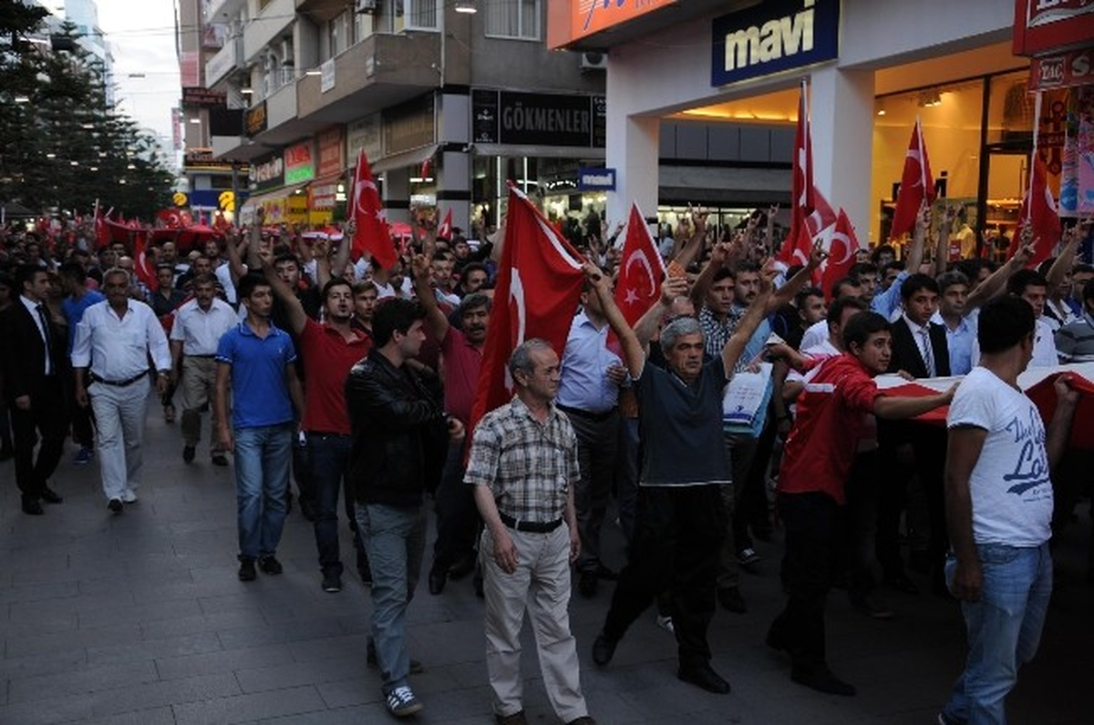 Antalya\'da Bayrak Tepkisi