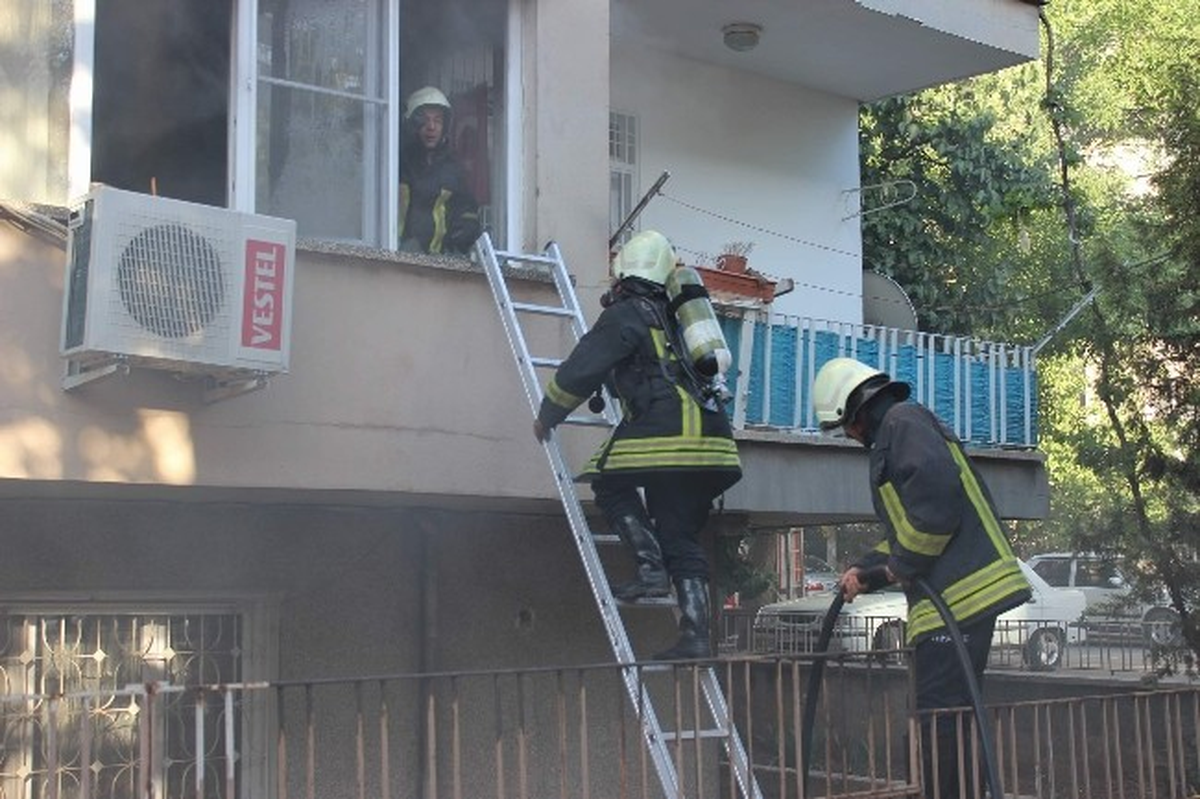 Apartman Dairesinde Çıkan Yangın Korkuttu