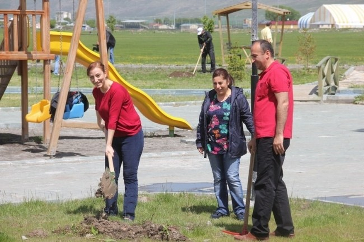 Ardahan Belediye Personelinin Fidan Dikim Çalışmaları Devam Ediyor