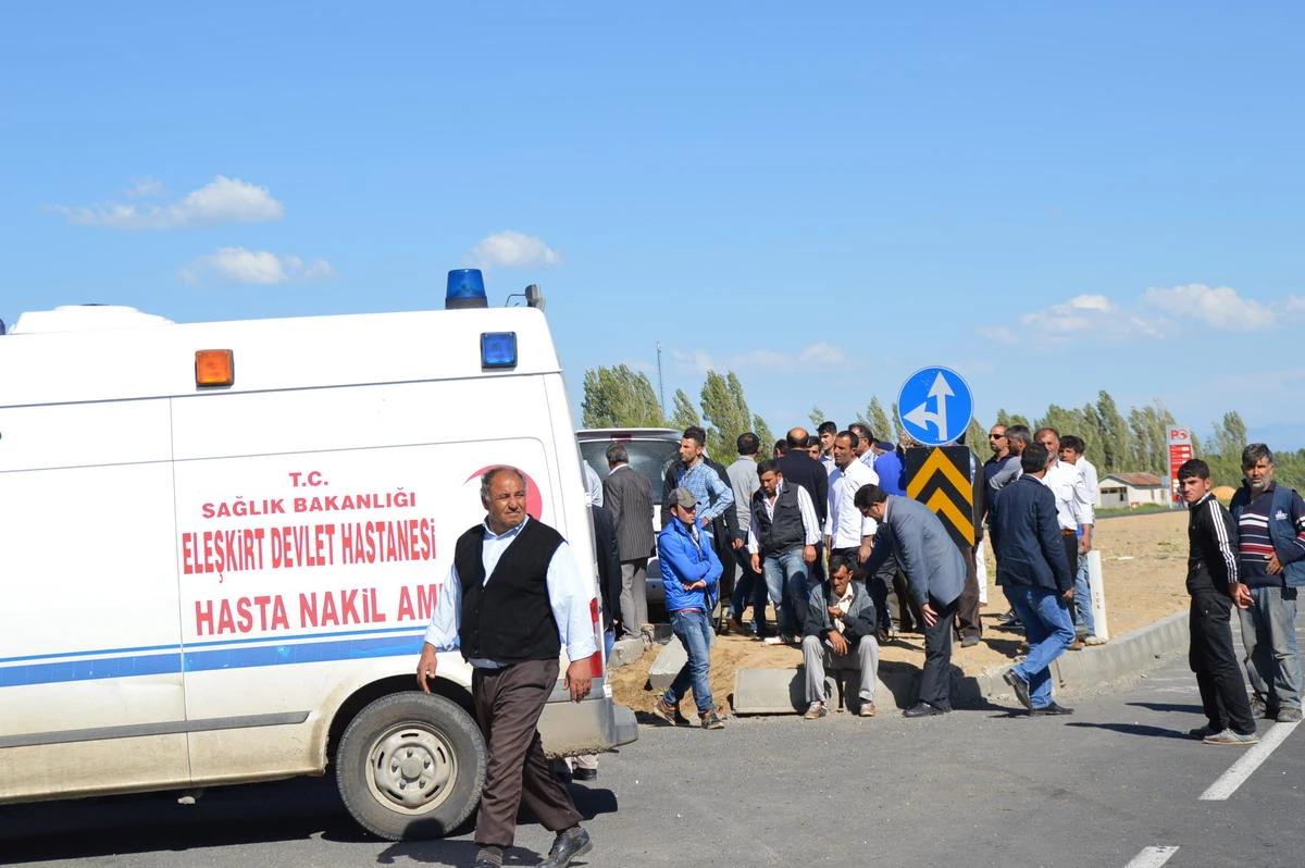 Askerleri Taşıyan Minibüsle Otomobil Çarpıştı: 16 Yaralı