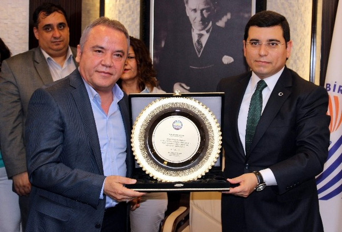 Başkan Tütüncü, Bayrağı Teslim Aldı