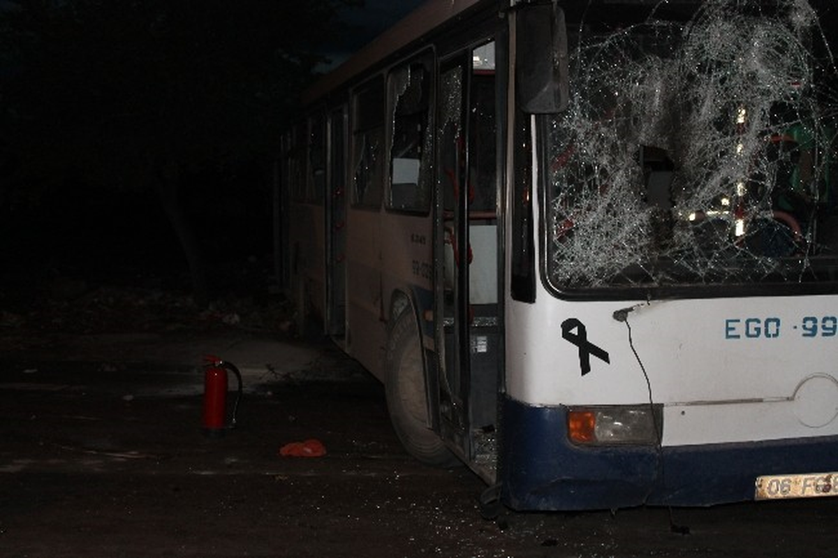 Başkent\'te Göstericiler Otobüse Molotof ile Saldırdı