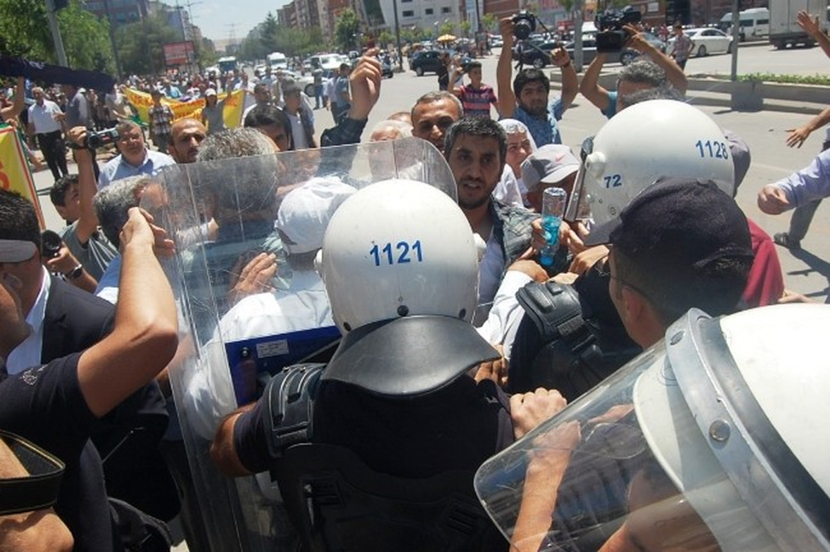 BDP\'liler ile Polis Arasında Siyah Çelenk Gerginliği