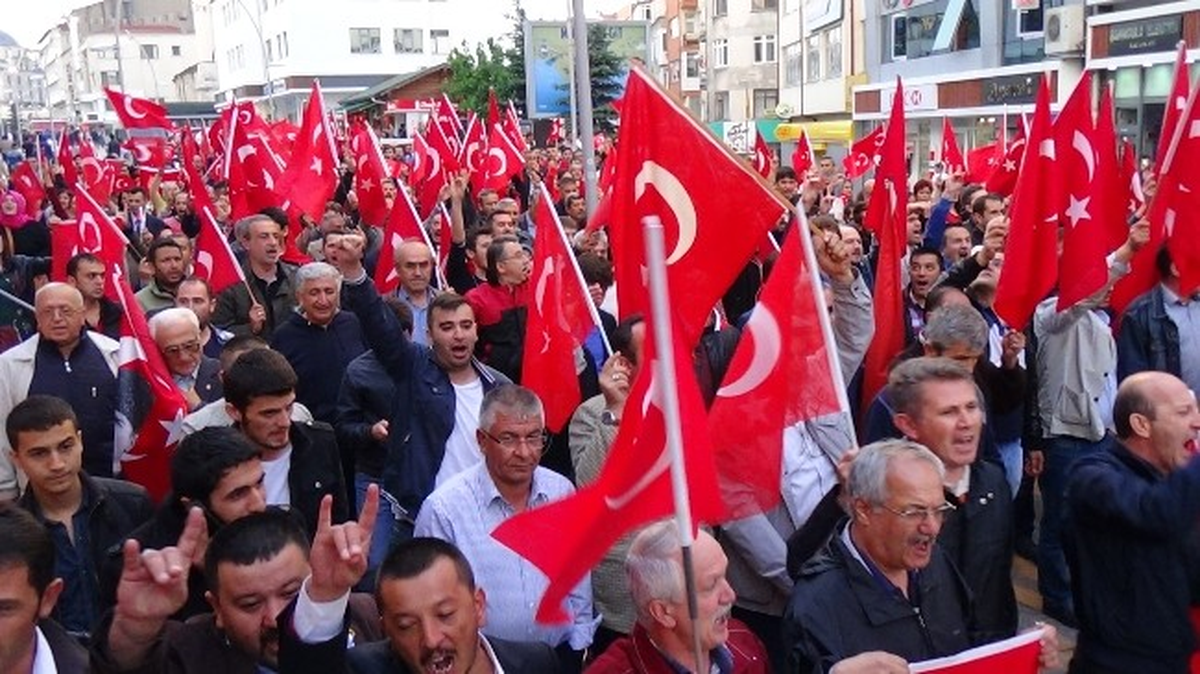 Bolu\'da Türk Bayrağının İndirilmesine Tepki