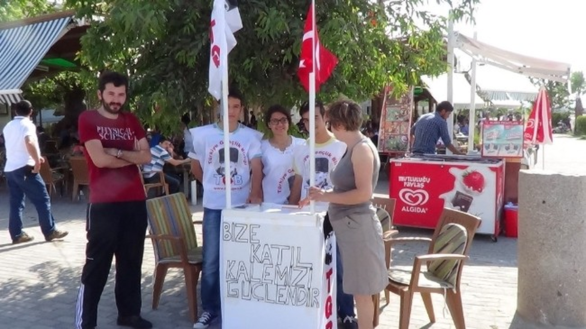 Burhaniye\'de Liseliler Birliği Tanıtım Standı Açtı