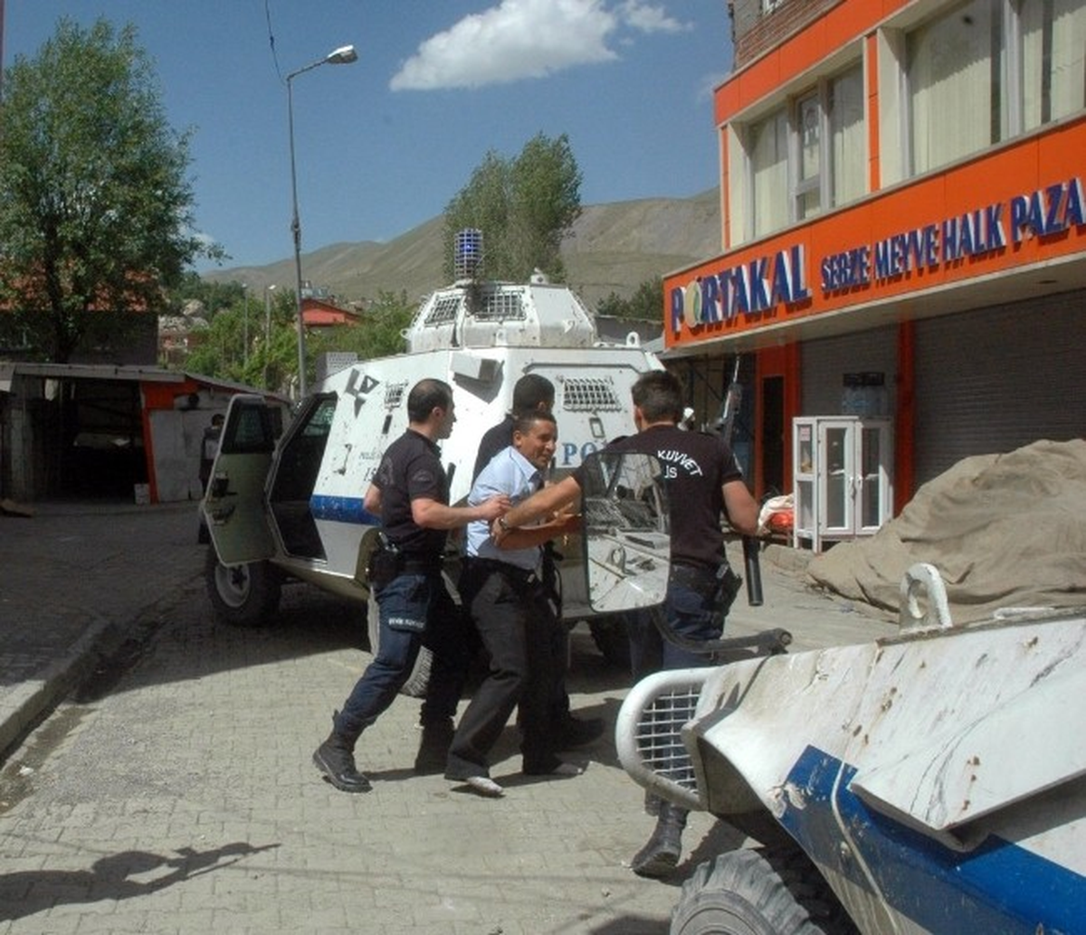 Camiye Giren Polisler Bir Kişiyi Gözaltına Aldı