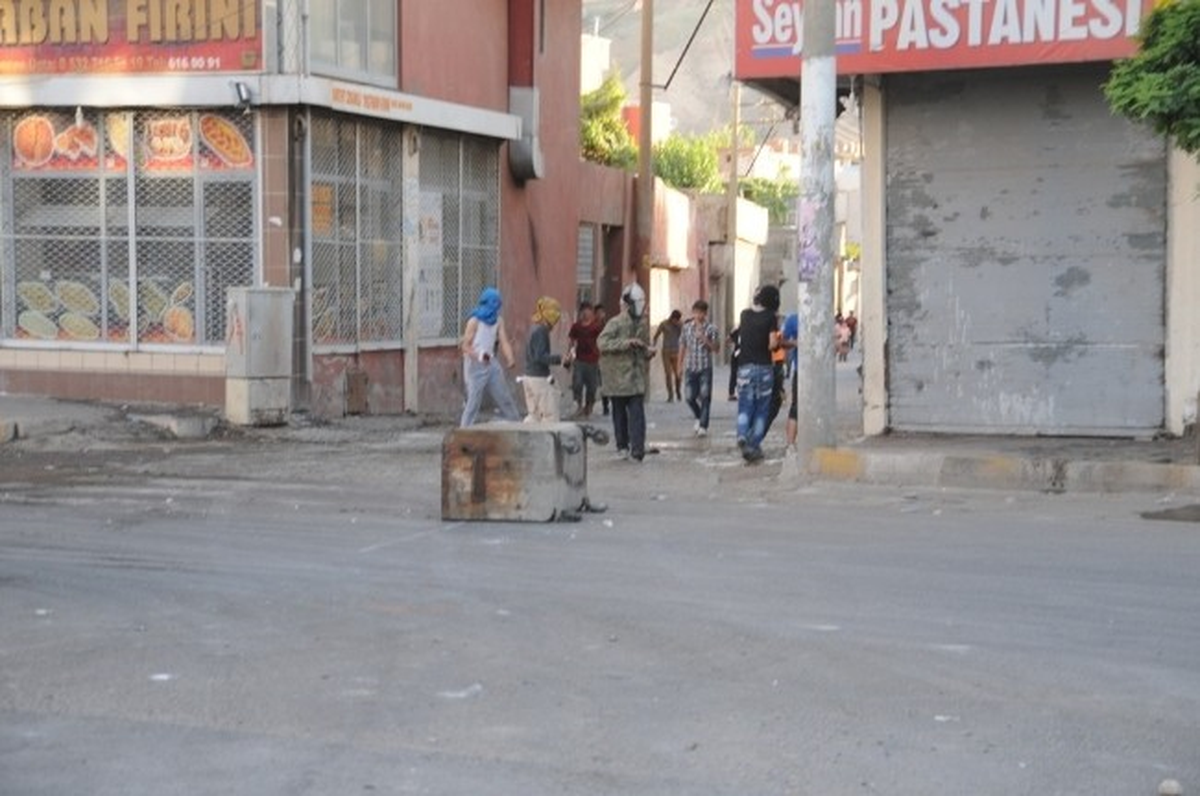 Cizre\'de Toma Aracı Molotofların Hedefi Oldu