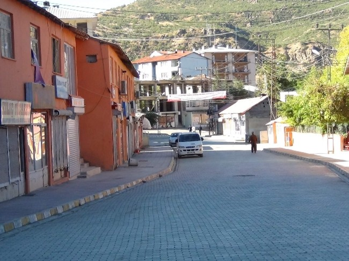 Çukurca\'da Esnaf Kepenk Kapattı