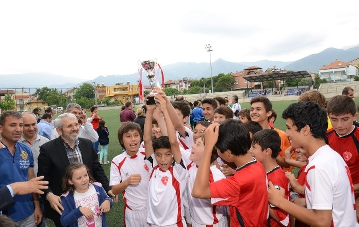 Denizli Büyükşehir Belediyesi U13 Takımı Kupasını Aldı