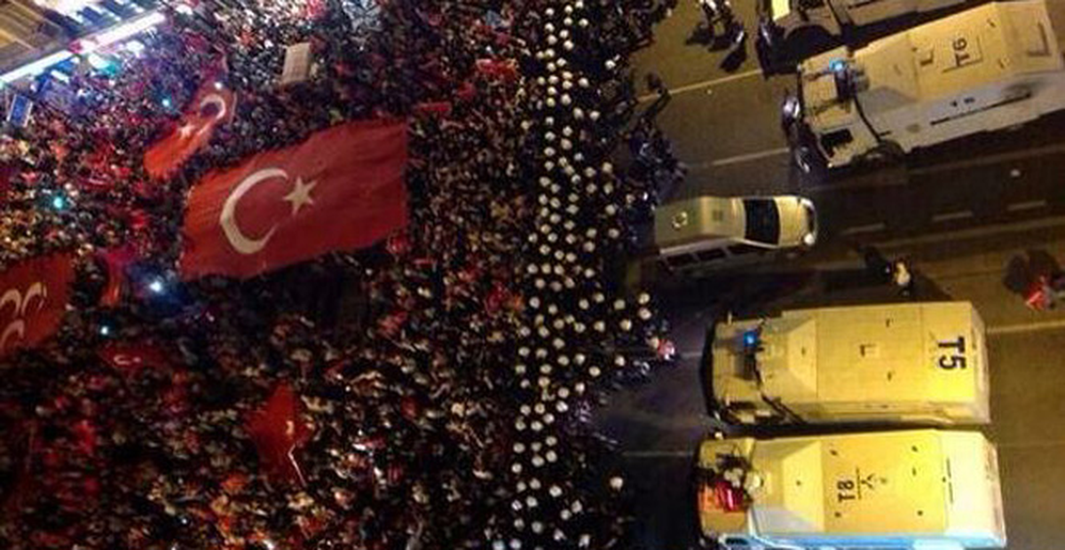 Diyarbakır'da Bayrağın İndirilmesine İstanbul'da Tepki