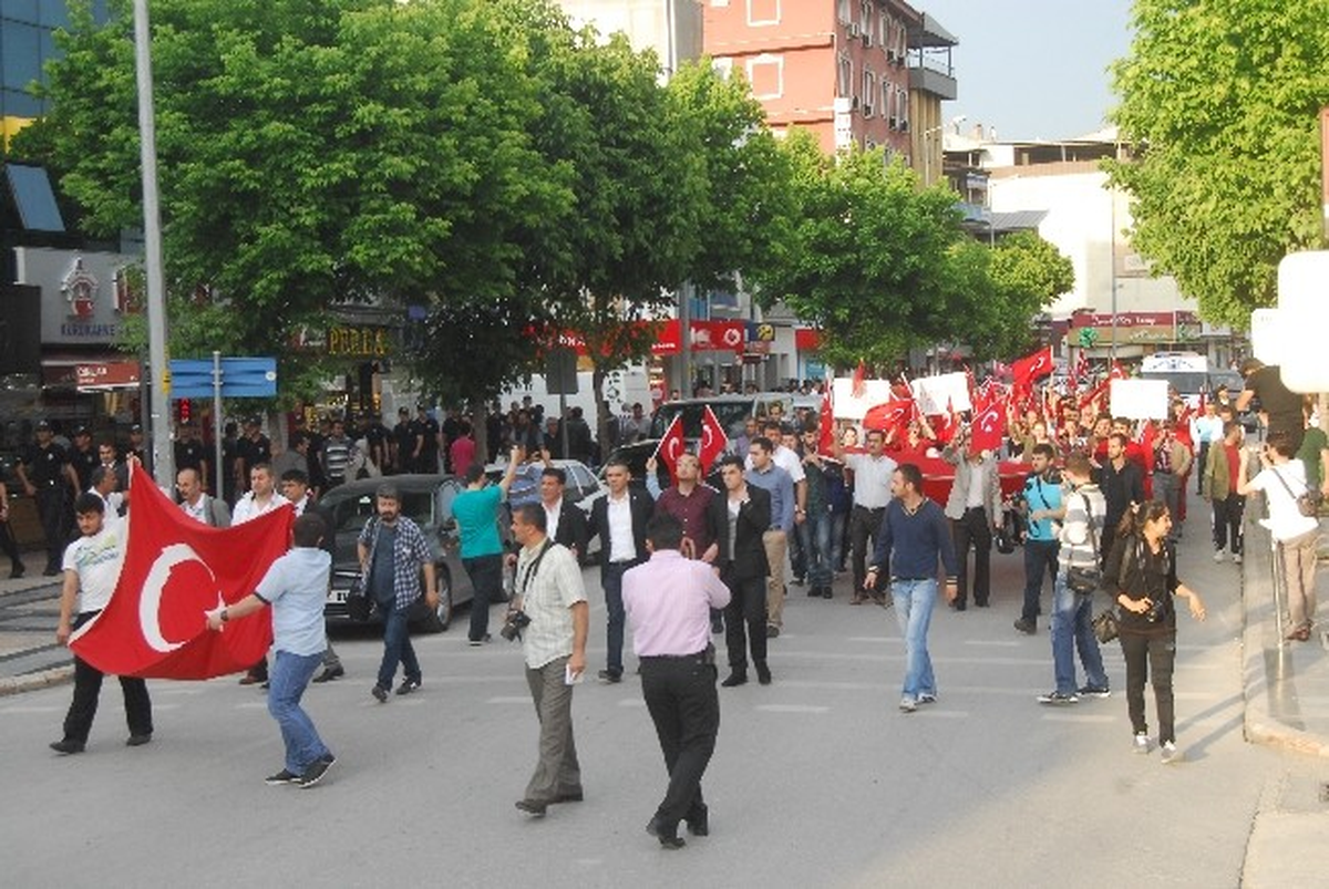 Düzce\'de Ülkü Ocakları\'ndan Bayrak İndirmeye Tepki