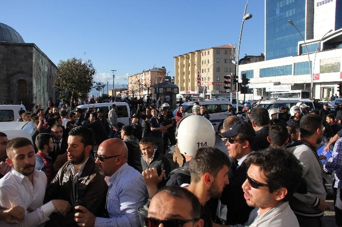 Erzurum\'da Bayrak Protestosu