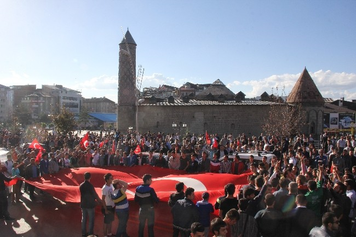 Erzurum\'da Türk Bayrağının İndirilmesi Protesto Edildi