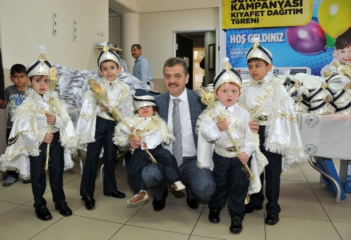 Gaziosmanpaşa Belediyesi Çocuklara Sünnet Kıyafetleri Dağıttı