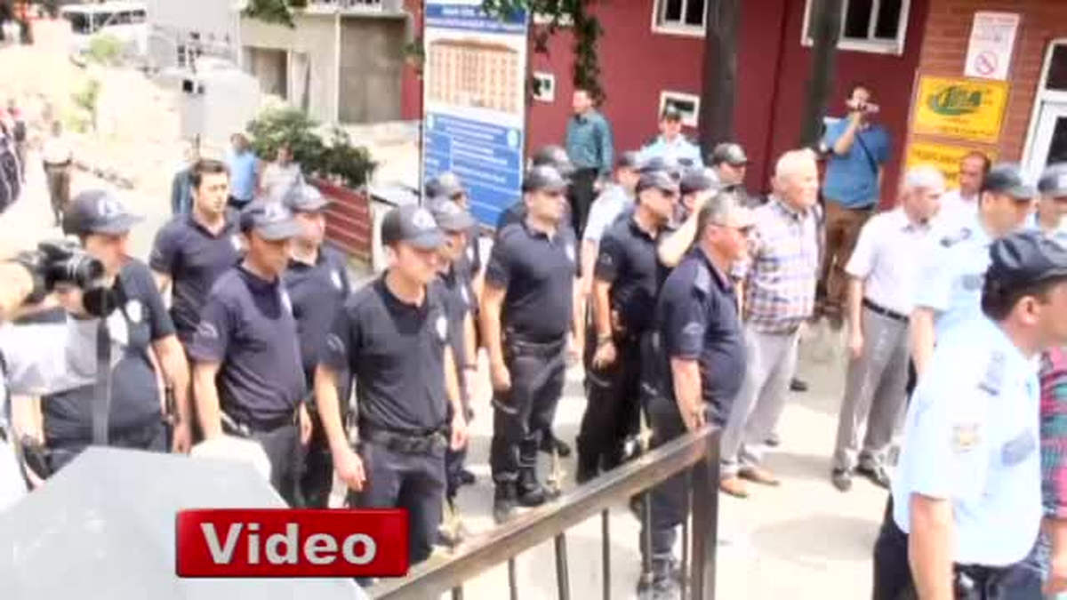 Giresun\'da Vatandaşlar Okula Yürüdü