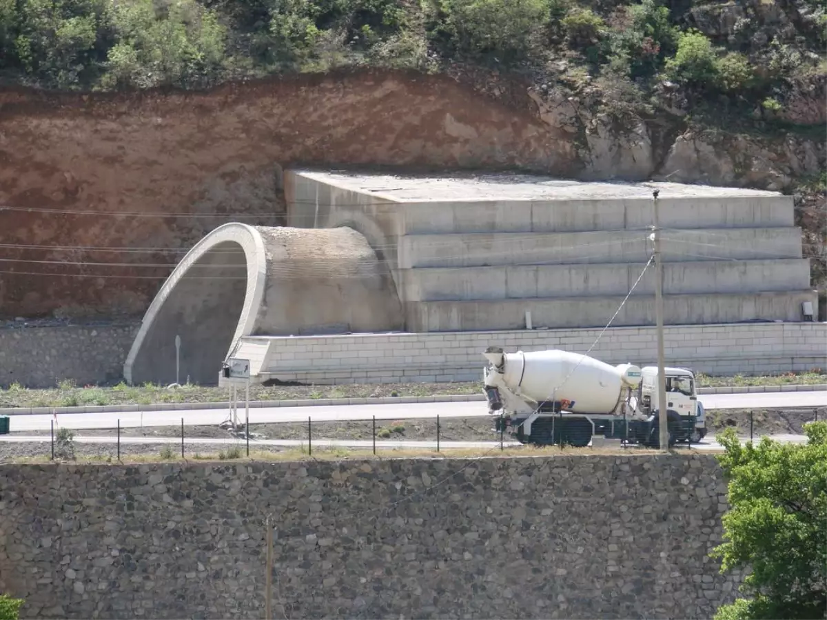 Gümüşhane\'de Kara Yolu Çalışmaları