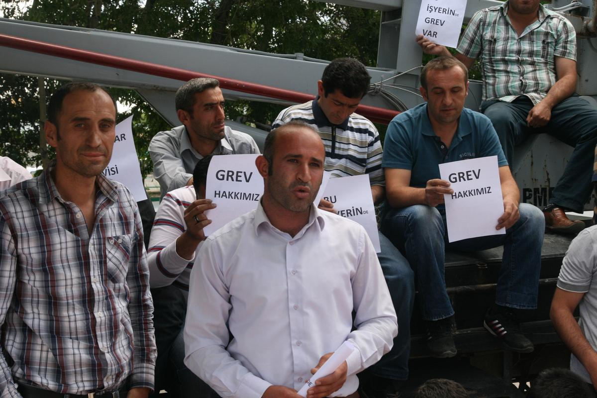 Gürpınar\'da Vepsaş Çalışanları İş Bıraktı