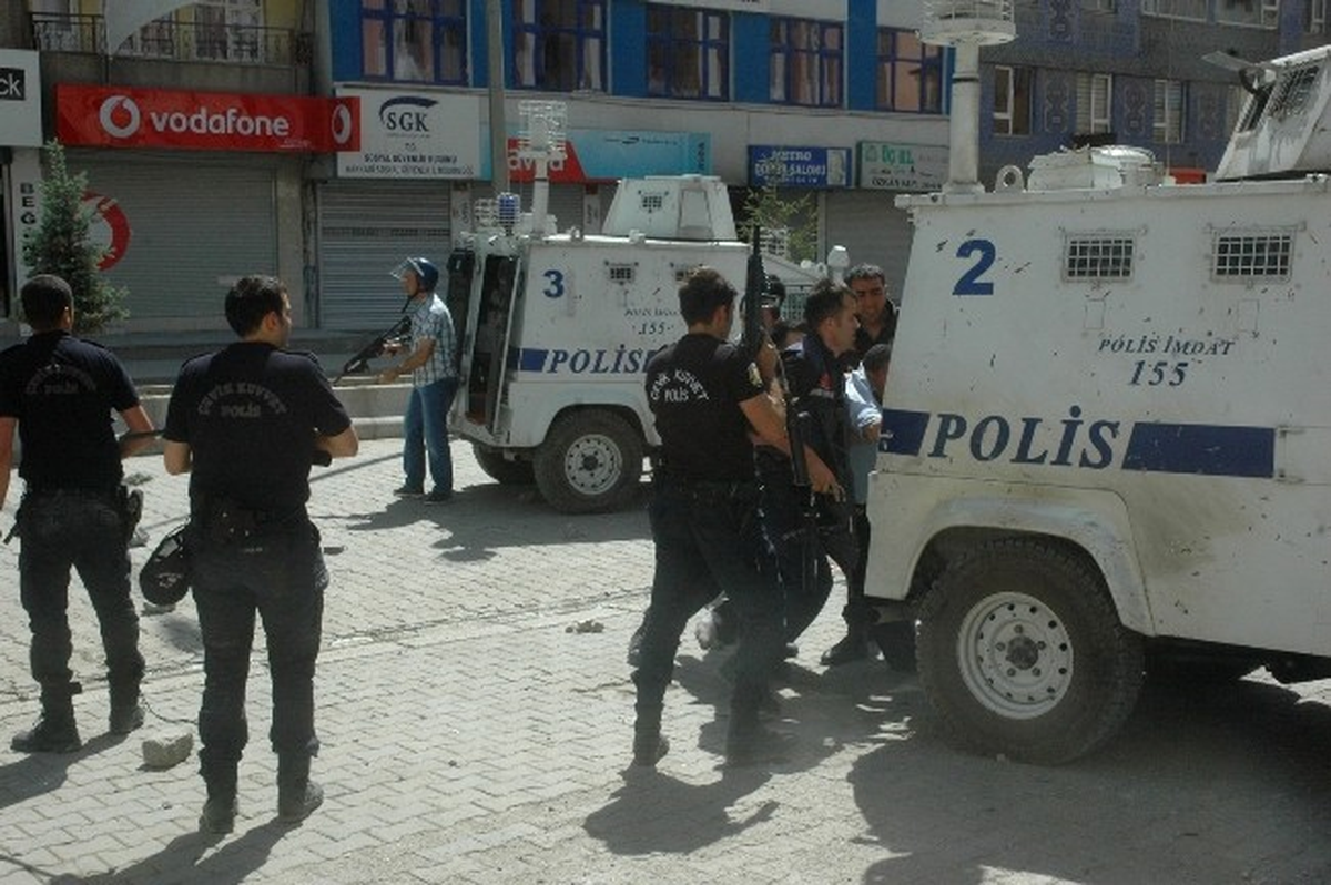 Hakkari\'deki Olaylarda 3\'ü Polis 4 Kişi Yaralandı