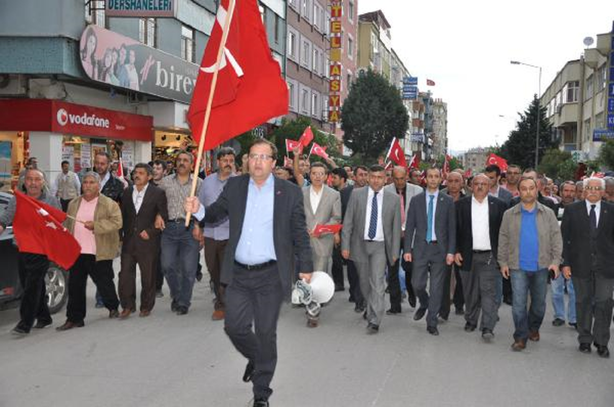 Isparta\'da Bayrak Tepkisi