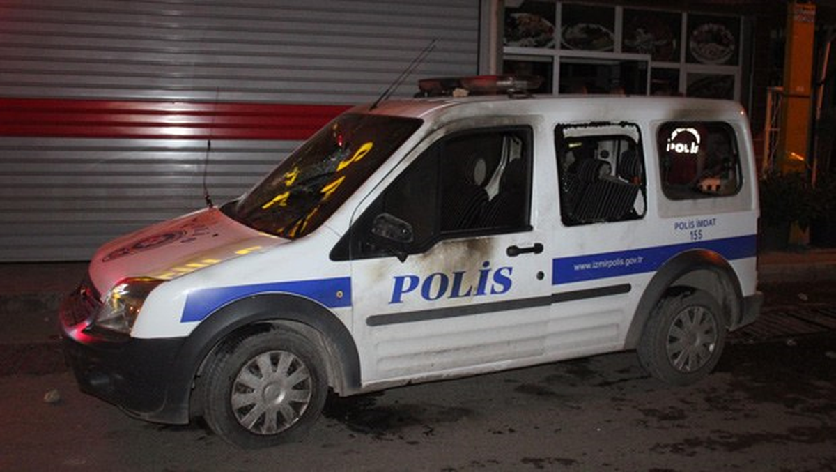 İzmir\'de Lice Gösterisinde Polis Aracı Yakıldı