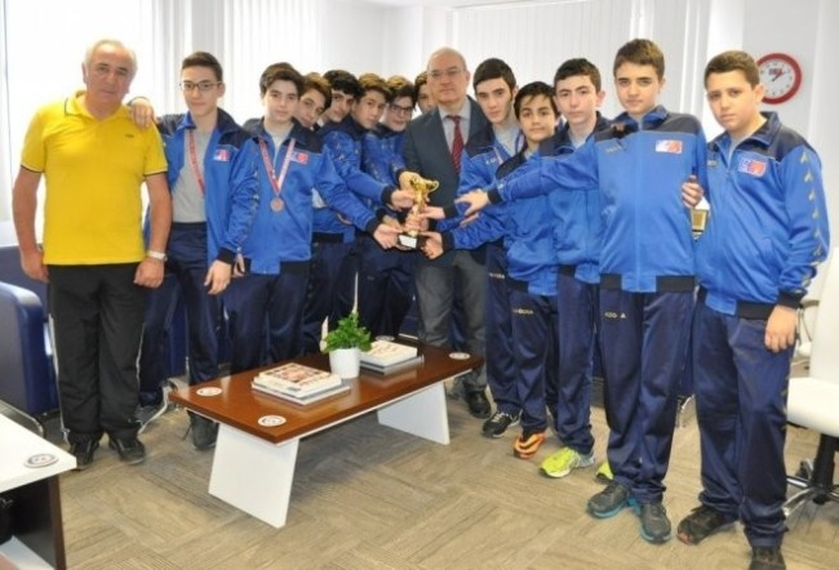 İzmir Üniversitesi Sporcuları Başarılara Doymuyor