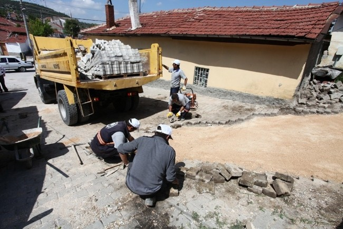 Karapınar Mahallesinde Yol Yapım ve Onarım Çalışmaları