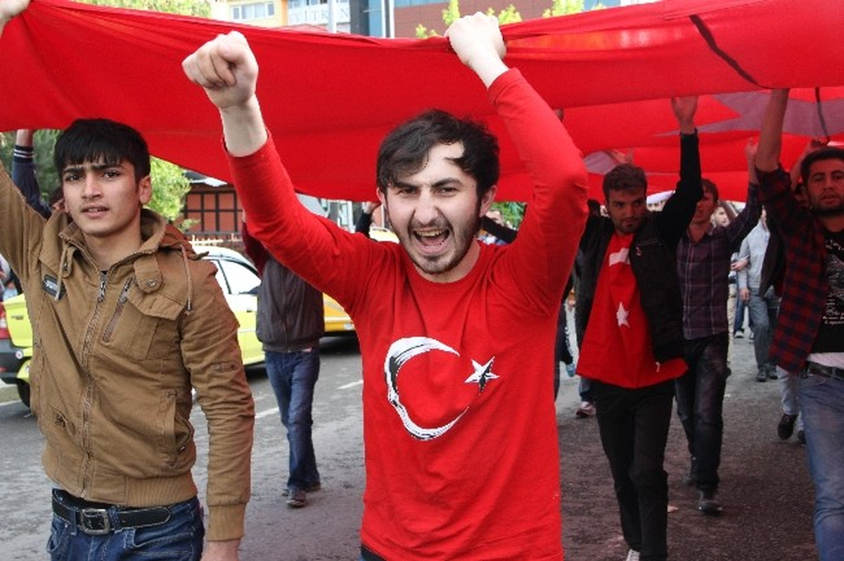 Lice\'de Bayrak İndirme Olayına Ardahan\'da Tepki