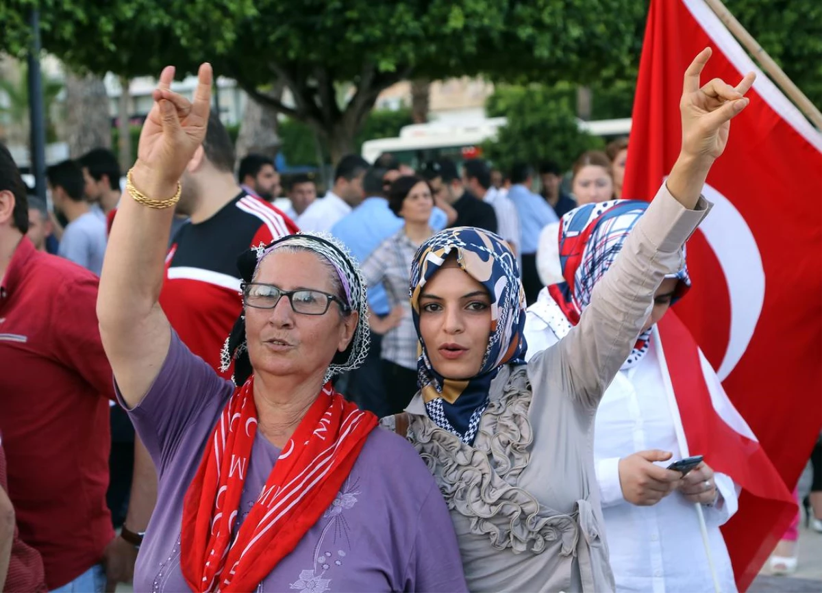 Adana Ülkü Ocakları\'ndan Bayrak Tepkisi