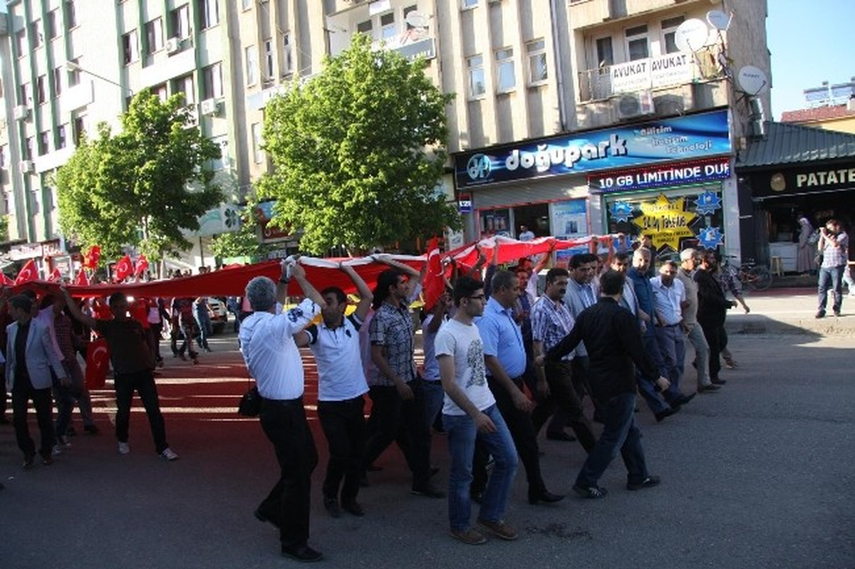 Bingöl\'de Türk Bayrağının İndirilmesine Tepki Gösterildi