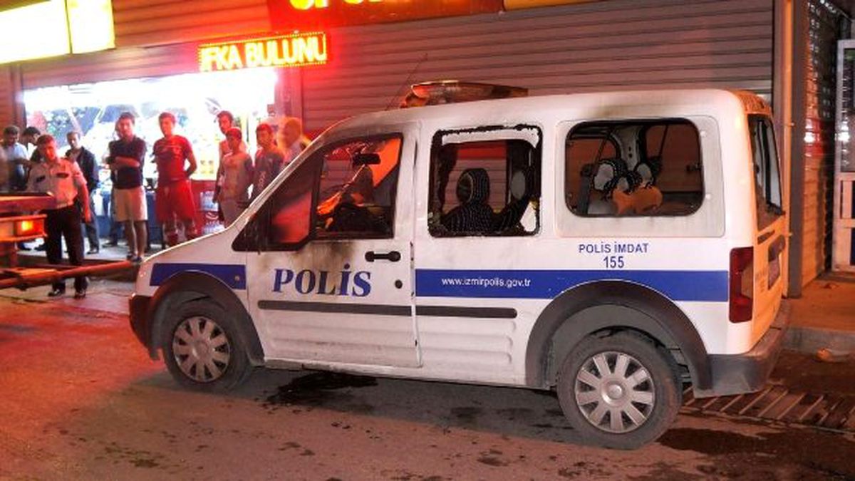 İzmir\'de Polis Aracına Saldırı