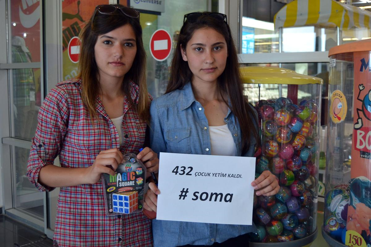 Ayvalık\'ta Lise Öğrencilerinden Soma\'ya Oyuncak Kampanyası
