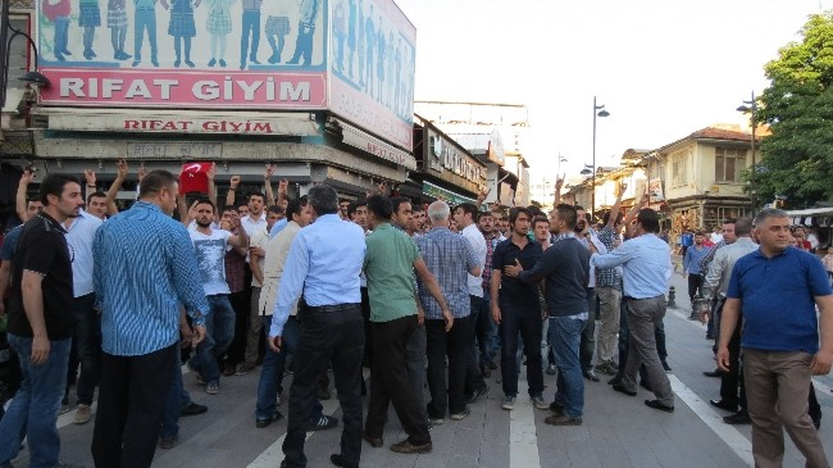 Malatya\'da "Bayrak İndirme" Gerginliği