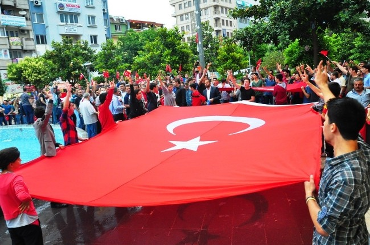 Manisa\'da Bayrağa Saygı Yürüyüşü