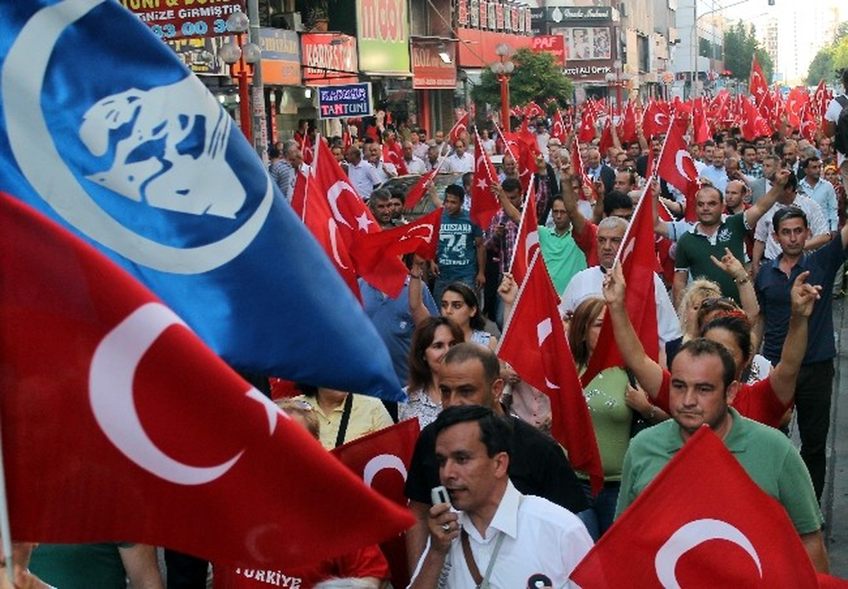 Mersin\'de \'Bayrağa Saygı\' Yürüyüşü