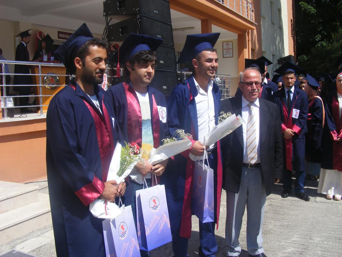 Omü Alaçam Meslek Yüksekokulu\'nda Mezuniyet Sevinci