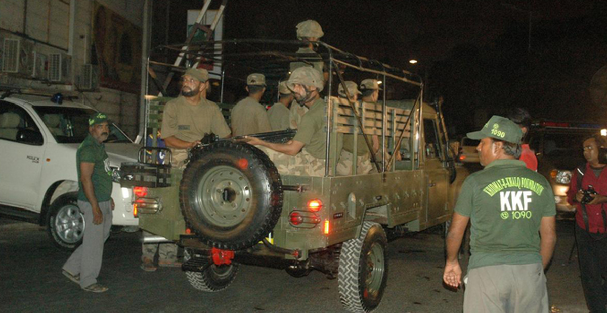 Pakistan\'da Havalimanına Silahlı Saldırı: 8 Ölü