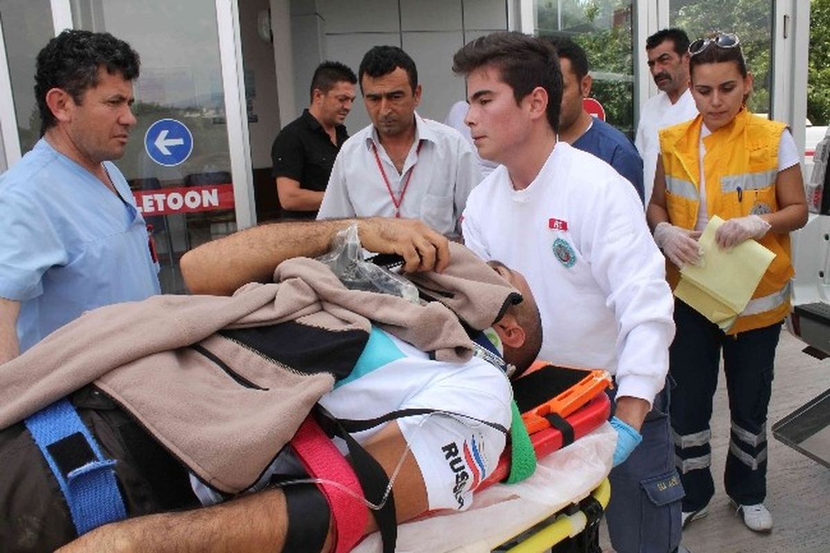 Paraşüt Pilotu Yolcusu Kayalıkta Asılı Kaldı