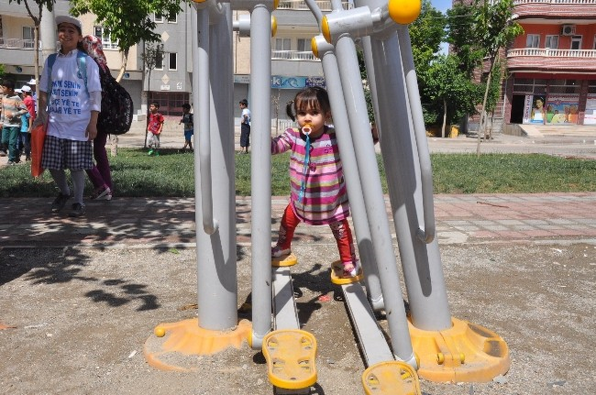 Parklara Çocuk Oyun Grupları ve Kondisyon Aletleri Yerleştirildi
