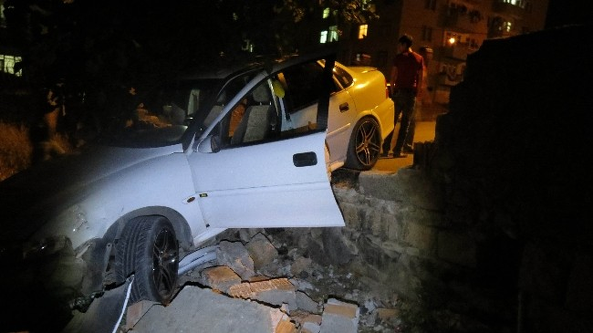 Polisten Kaçan Otomobil Bahçeye Daldı